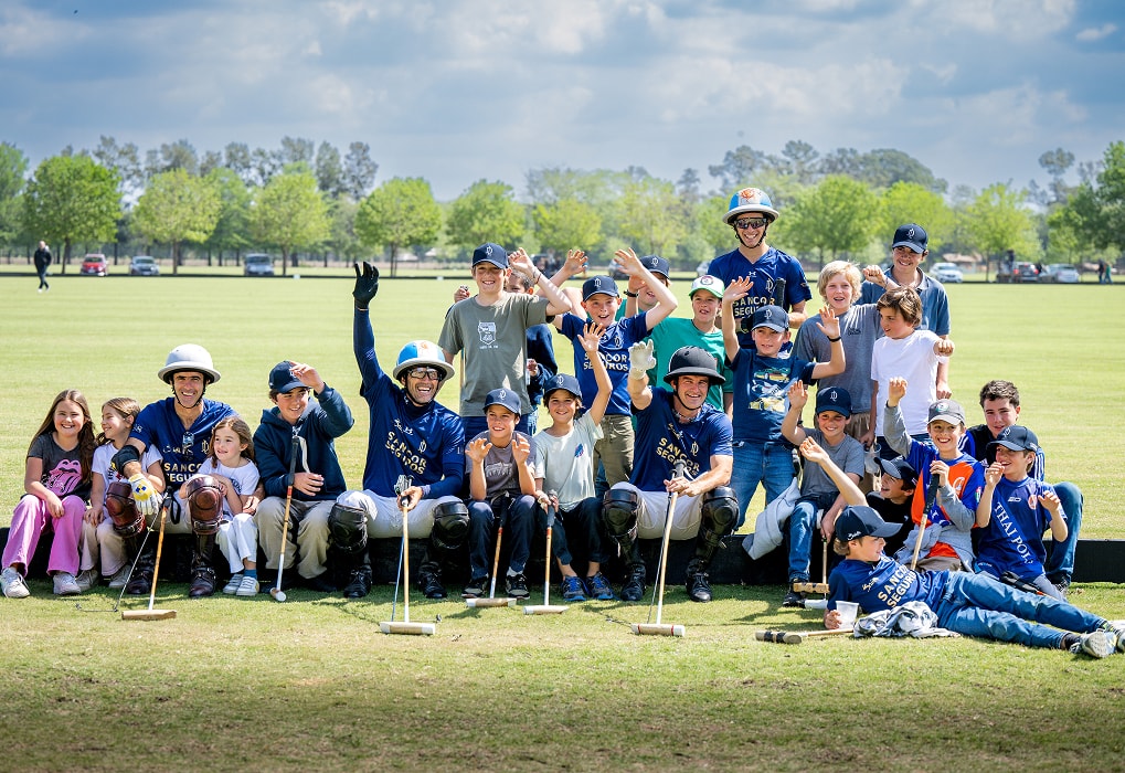 Alumnos de la escuela junto al equipo